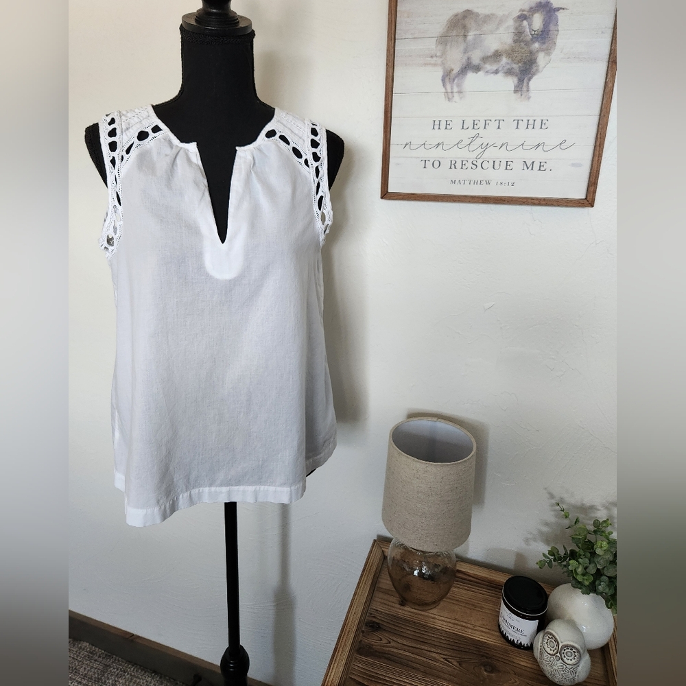 GAP V-NECK SLEEVELESS BLOUSE